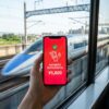 PayPay支払い画面が表示されたスマートフォンと窓の外を通過する新幹線