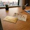 木製テーブルの上の新幹線のきっぷとゴールドのクレジットカード