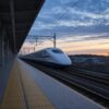早朝のホームに停車する新幹線。通勤で使うFREX定期券の解説用